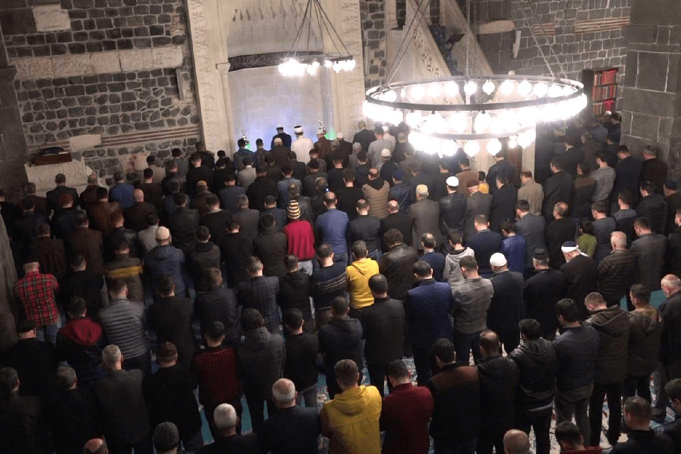 Diyarbakırlı vatandaşlar: Regaip gecesi gibi özel günlerde ibadetlerimizi artırmalıyız Diyarbakırlı vatandaşlar: Regaip gecesi gibi özel günlerde ibadetlerimizi artırmalıyız